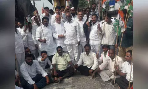Guntur :Congress leaders protest over attack on Priyanka Gandhi