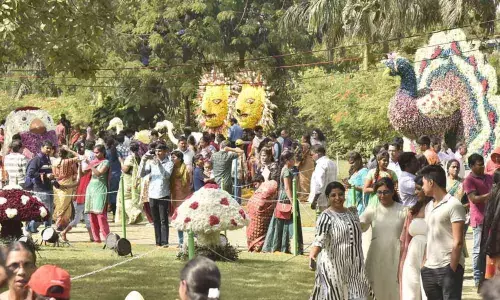 Tammans live concert draws music lovers to Beach Road in Visakhapatnam