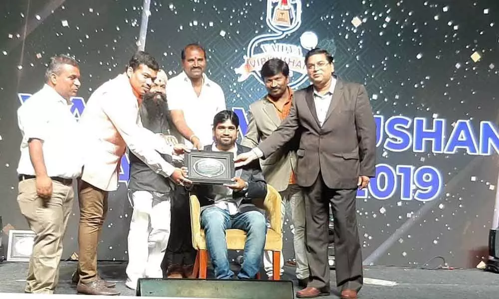 JNTU-Hyderabad student gets HMTV award