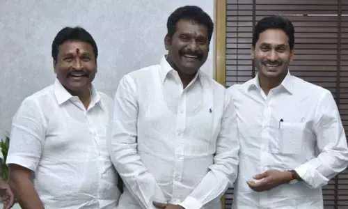 Guntur West MLA Maddali Giridhara Rao meets Jagan, criticises Naidu