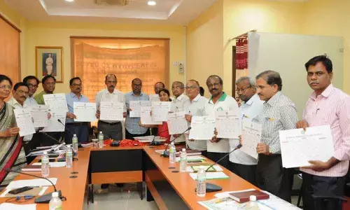 ANGRAU VC Prof V Damodara Naidu releases New Year Calendar in Guntur