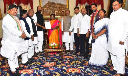 Congress delegation calls on Guv;seeks action against Hyderabad CP Anjani Kumar
