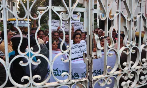 JAC continues protest against shifting of capital in Vijayawada