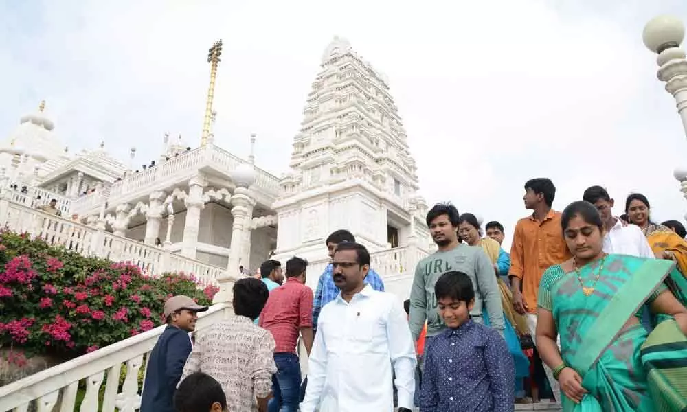 Over a lakh visit white sanctorum