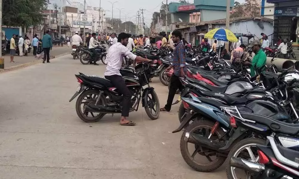 Illegal parking irks citizens in Tandur