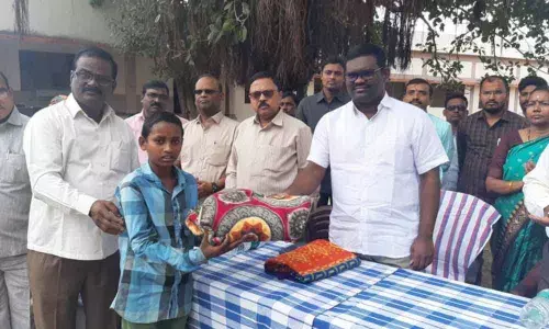 Asifabad: Collector distributes blankets to students