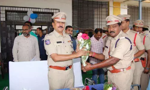 Asifabad: SP Malla Reddy celebrates New Year with officials