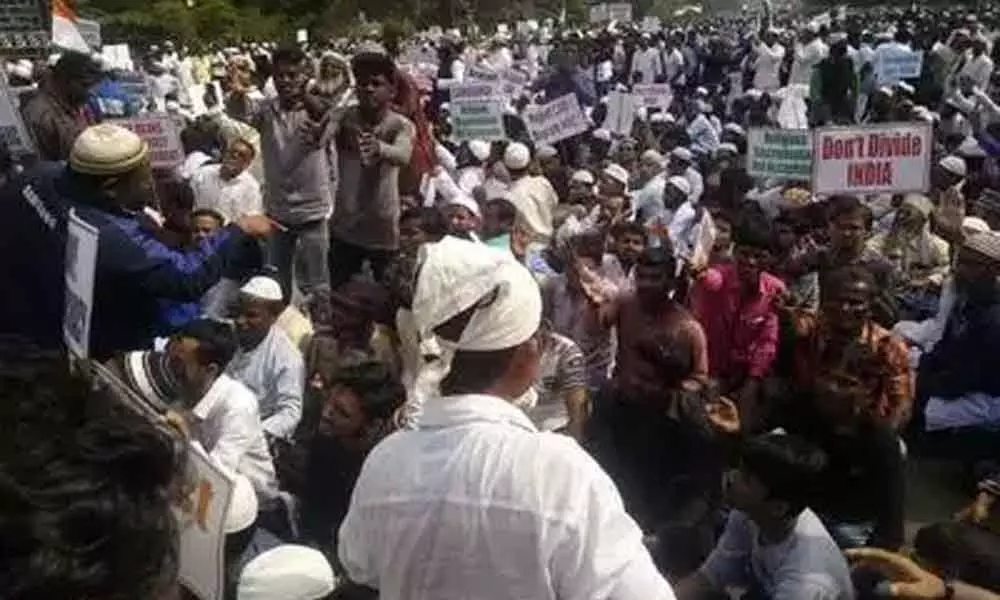 Amaravati: Police blocks the way to AP secretariat in the wake of farmers protest
