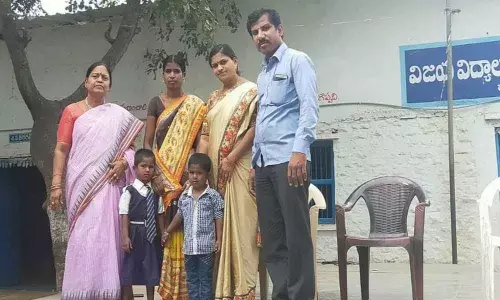 Tandur: TRS leaders gesture to school students