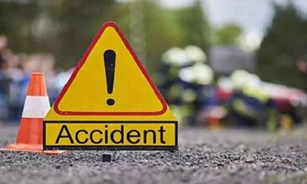 One killed, four injured after car tyre bursts in Nalgonda