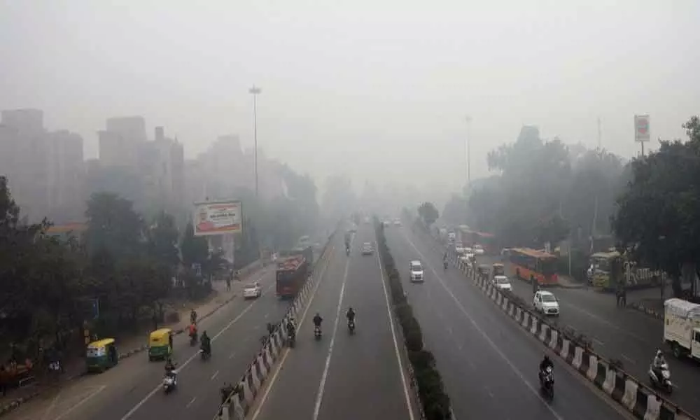 Fog continues in Delhi, AQI close to 400-mark
