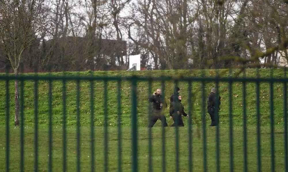 One killed in Paris stabbing, assailant shot dead