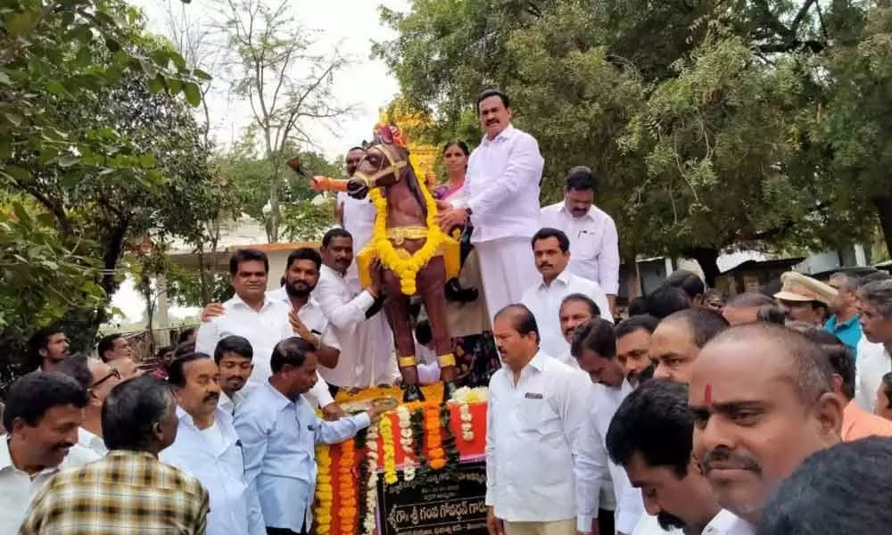 Whip Govardhan unveils Sardar Papannas statue in Kamareddy