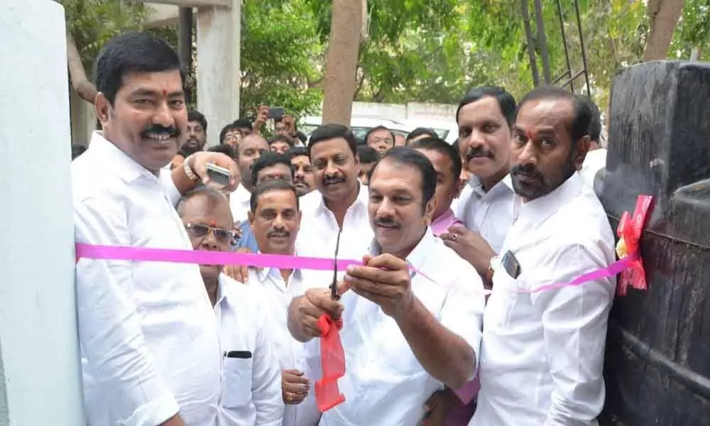 Hyderabad: TRS leader Nalla Raghuma Reddy New constructed bathrooms at Telangana State Government School