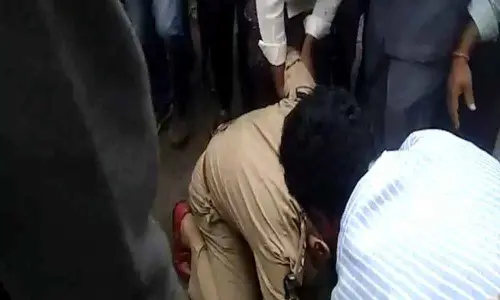 Amaravati: Farmers bow down to touch police feet to cooperate for their protest