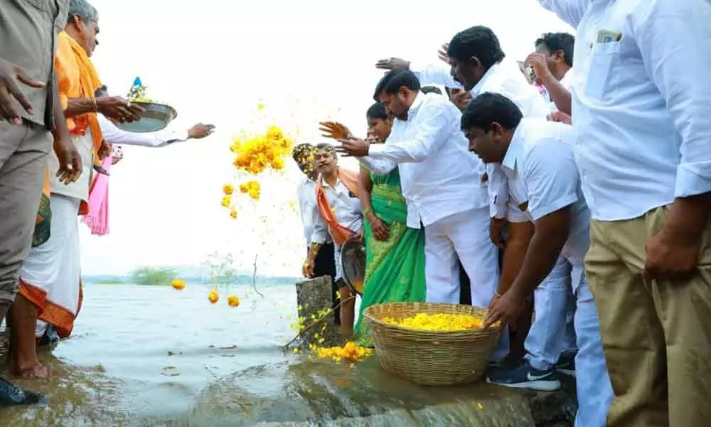 Suryapet: Farmers told to refrain from digging trenches near water canals