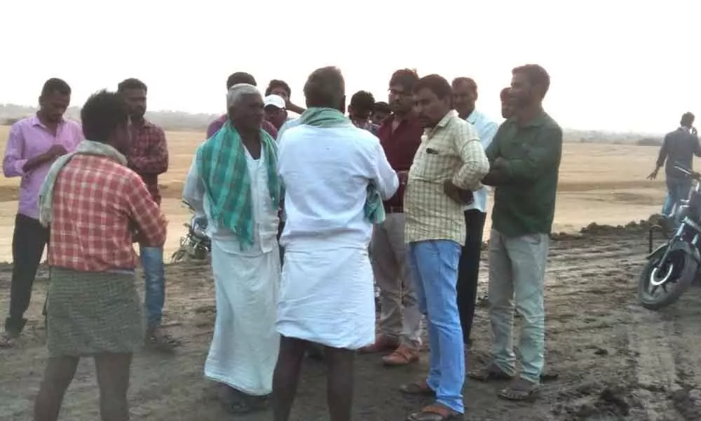 Mahbubnagar: Khanapur villagers stage protest against use of low quality soil for reservoir bund