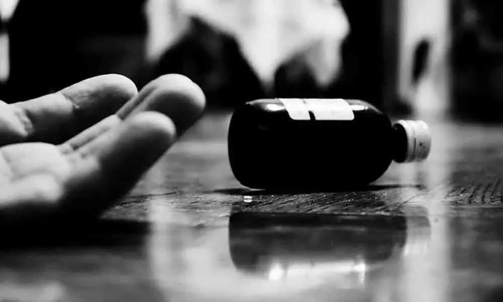 SBI employee commits suicide in hotel room at Kurnool