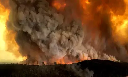 Australians urged to leave early in face of new bushfire threat