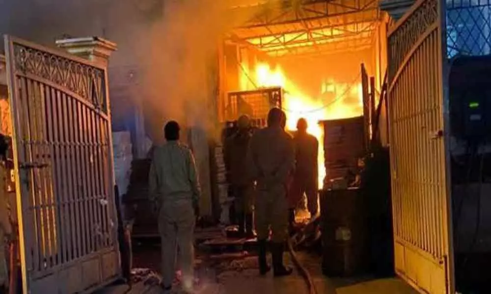 1 killed in fire at printing press in New Delhi