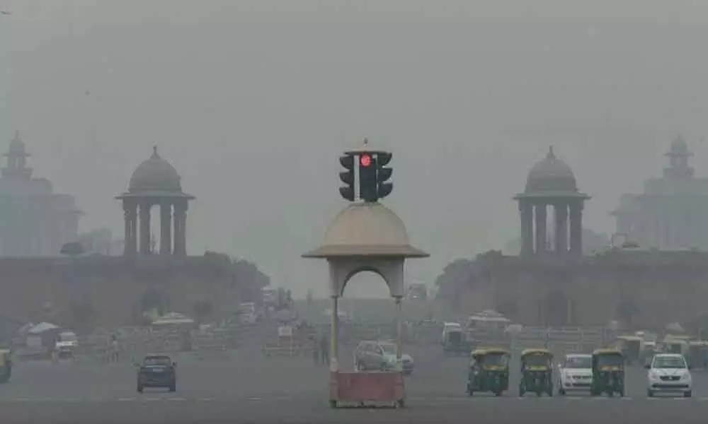Moderate fog in Delhi, AQI improves