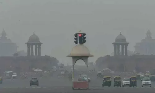 Moderate fog in Delhi, AQI improves