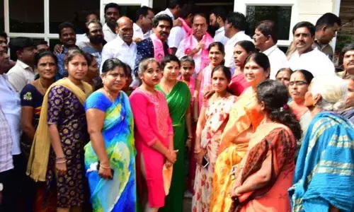 People joining the TRS voluntarily: Minister Indrakaran Reddy