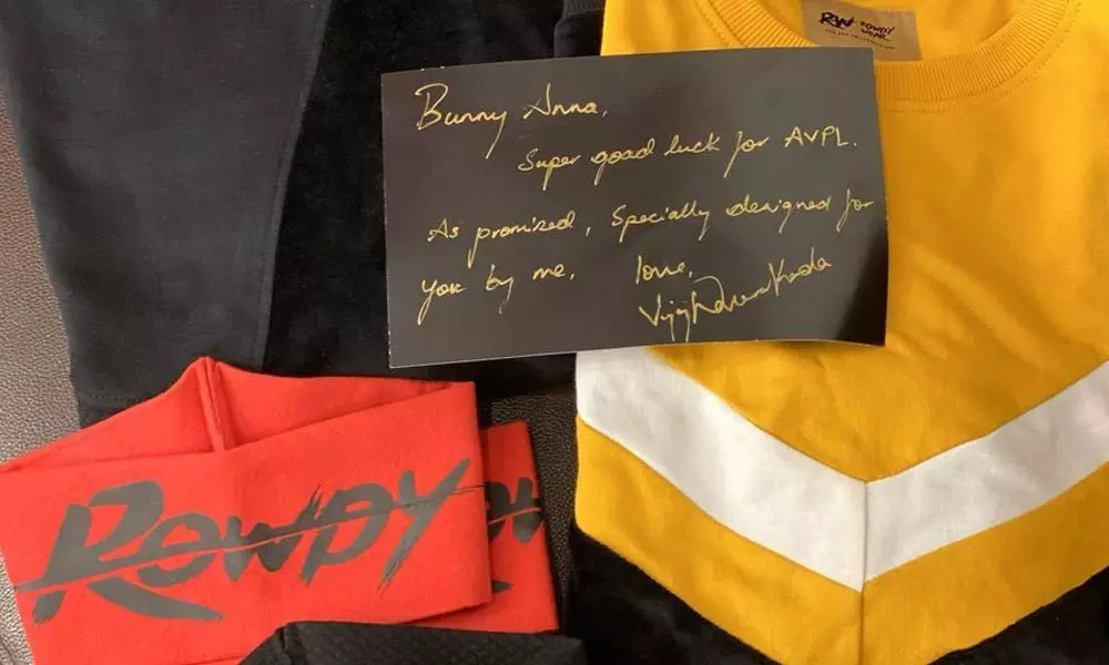 A Surprise Gift From Vijay Devarakonda To Allu Arjun