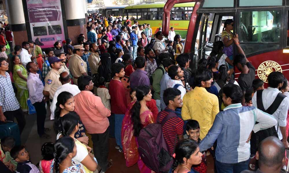 huge-rush-of-passengers-at-mgbs-bus-stand-for-sankranti-festival