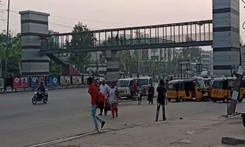 Foot over bridges to turn street vending zones soon