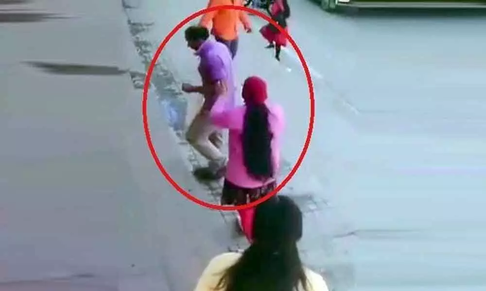 Woman thrashes husband on road in Bangalore