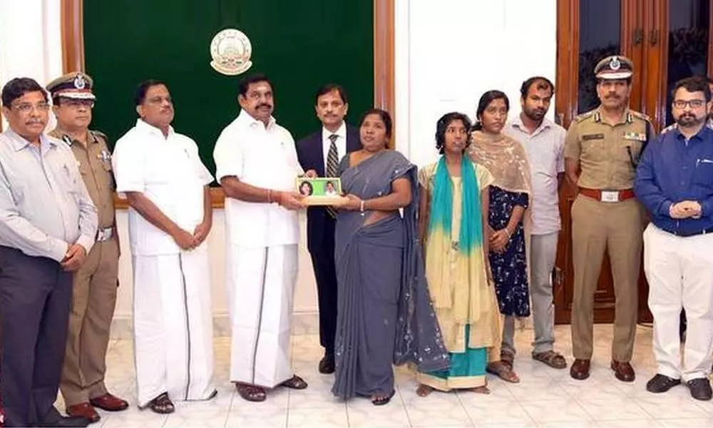 TN CM hands over Rs 1 crore cheque to kin of slain SSI Wilson