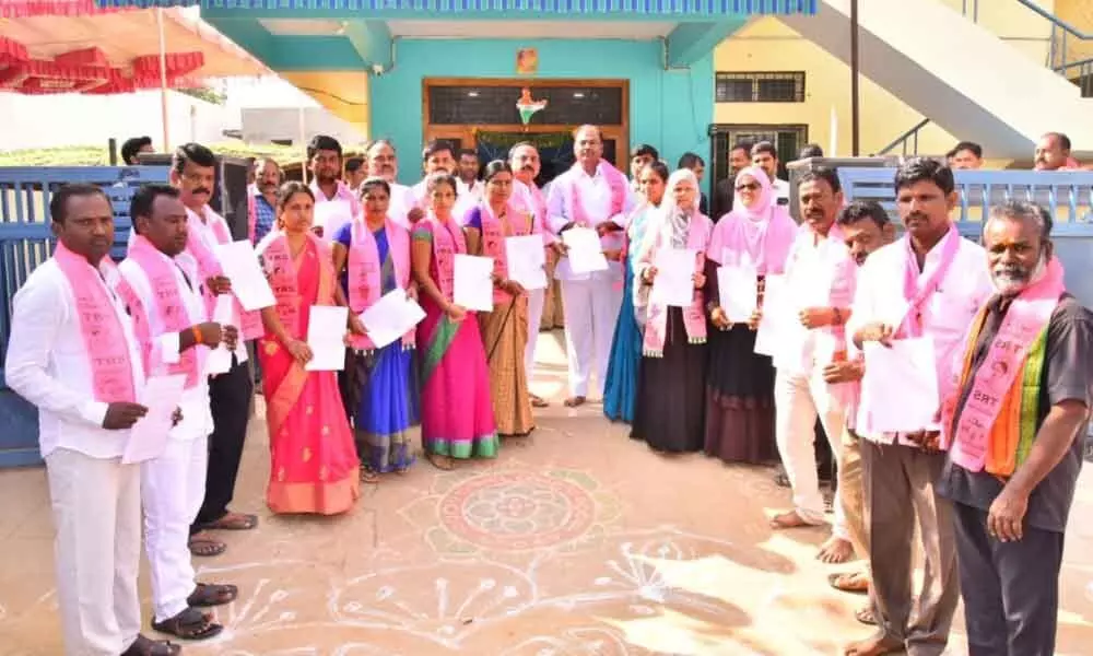 Gadwal: MLA Bandla Krishna Mohan Reddy distributes TRS B-forms to candidates