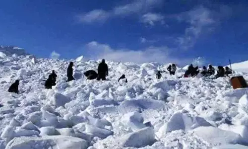 10 killed in Kashmir avalanches