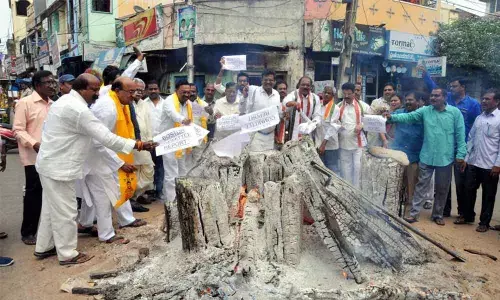 APS-JAC leaders burn panels reports on capital in Rajamahendravaram