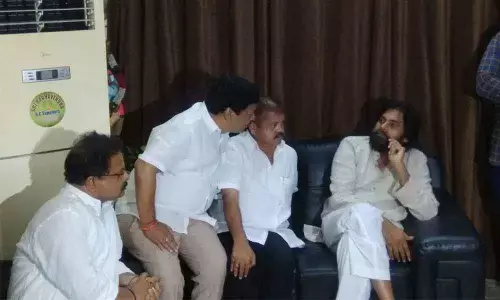 Pawan Kalyan calls on injured JSP activists in Kakinada