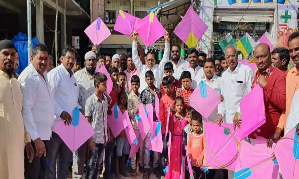 Corporator Dodla Venkatesh Goud distributes kites