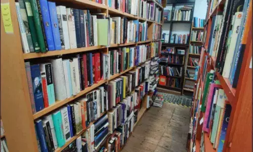 Netizens flood the Bookshop with orders worth £1,000. They post photos of empty store in gloomy tweet