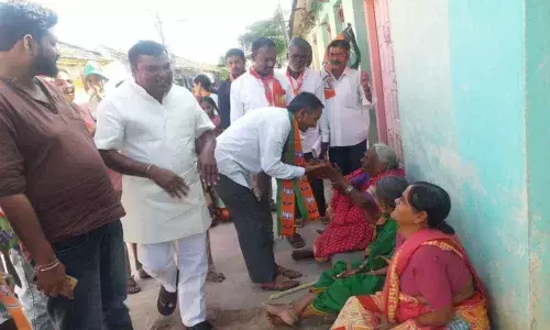 Teach TRS a lesson by defeating it in civic polls: BJP