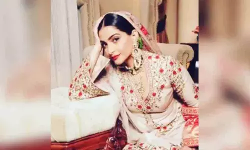 Sonam Kapoor Gives Us A Glimpse Of Mughal-E-Azam Moment…