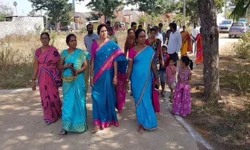 Corporator Lakshmi Prasanna holds Basthi Bata