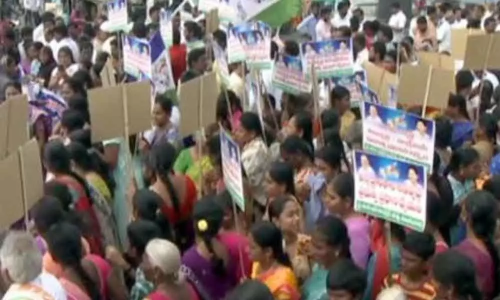 Women held a massive rally in Vijayawada, welcomes the decision of decentralization of the development