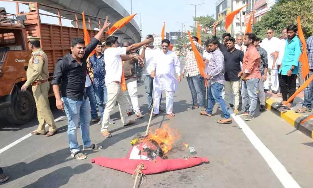 Viswa Hindu Parishad protests against KCR, MIM in Dilsukhnagar