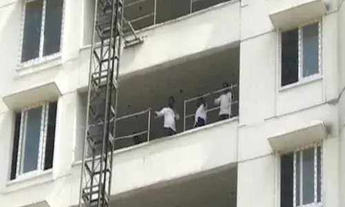 Amaravati: Young men protests at MLA quarters against the three capitals in Rayapudi