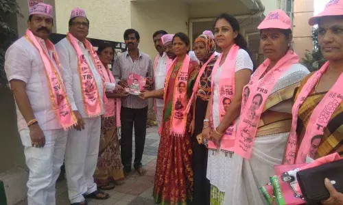 Corporator Janakirama Raju solicits votes for Gajelli