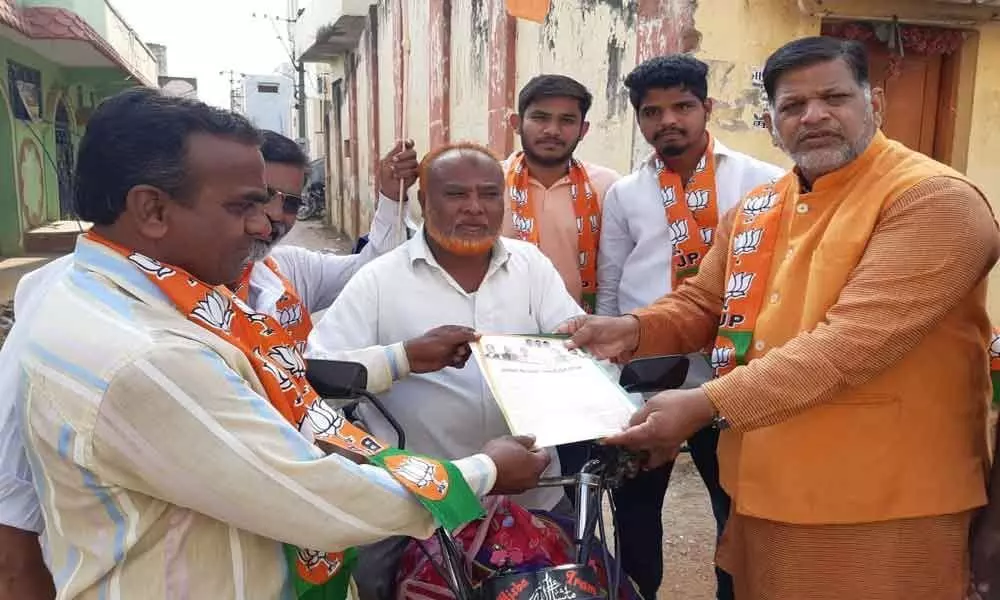 BJP leader conducts campaign at Quwath Islam