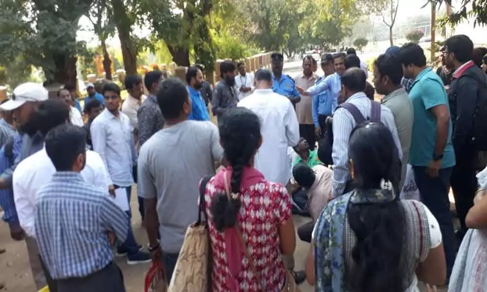 Parents holds protest at Hyderabad Public School in Begumpet