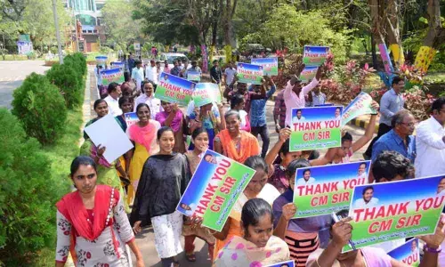 Guntur Acharya Nagarjuna University students take out rally hailing CMs 3 capitals Bill