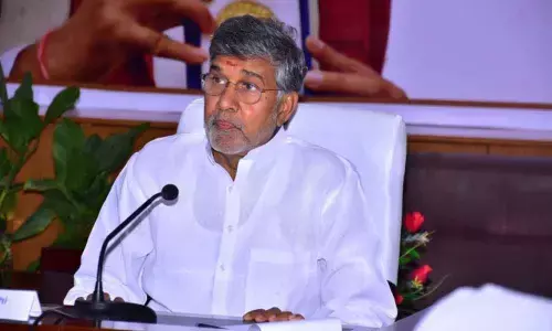 Guntur: Satyarthi asks students to work hard to achieve goals