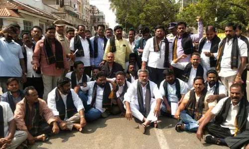 Kakinada: TDP stages dharna over the capital issue